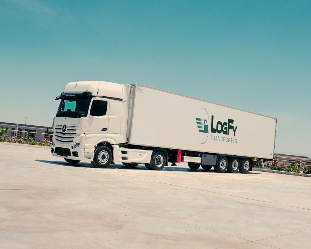 Caminhão baú com a identidade visual da LogFy Transportes
